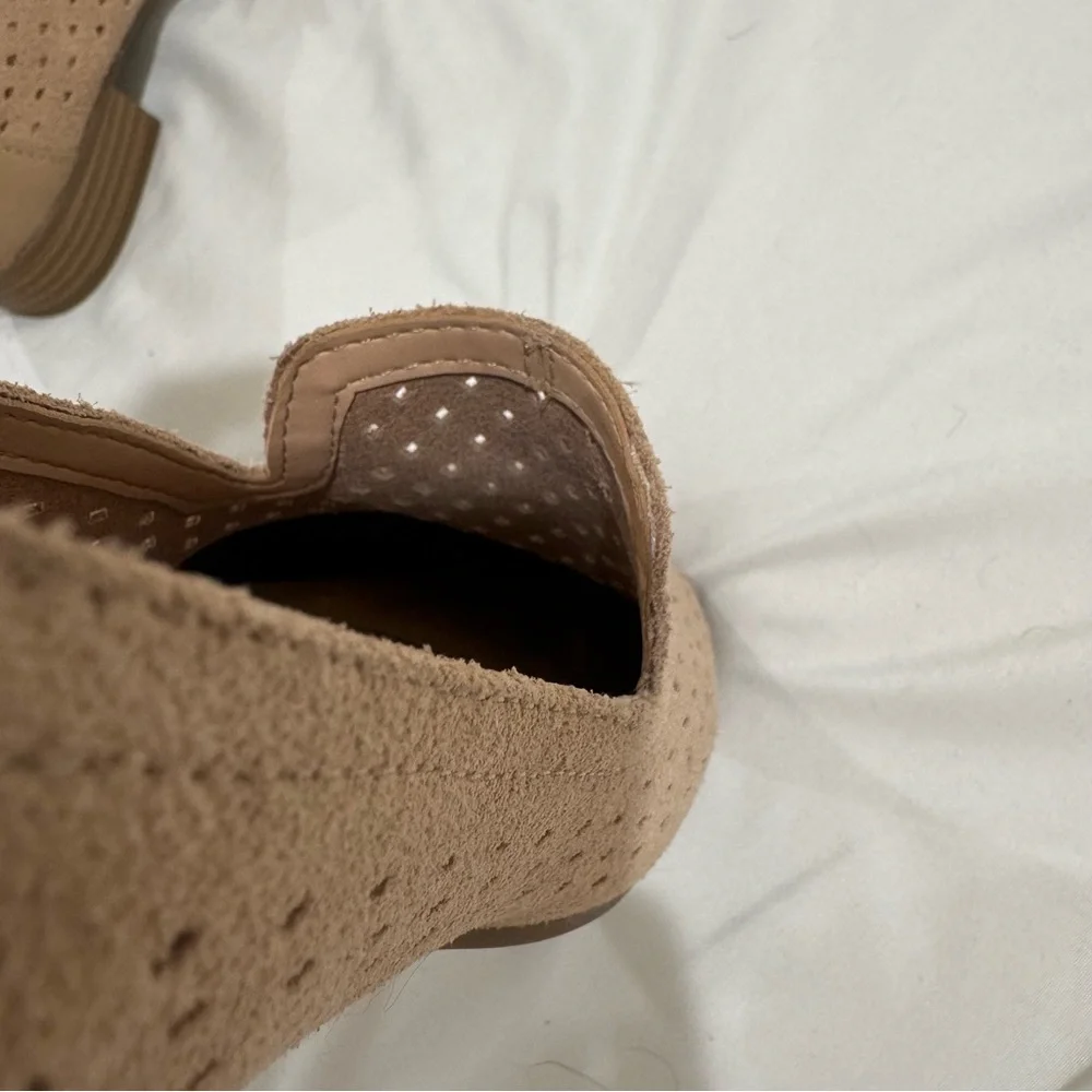 Clarks Juliet Hayes Perforated Suede Loafers‎ Sand 6M
